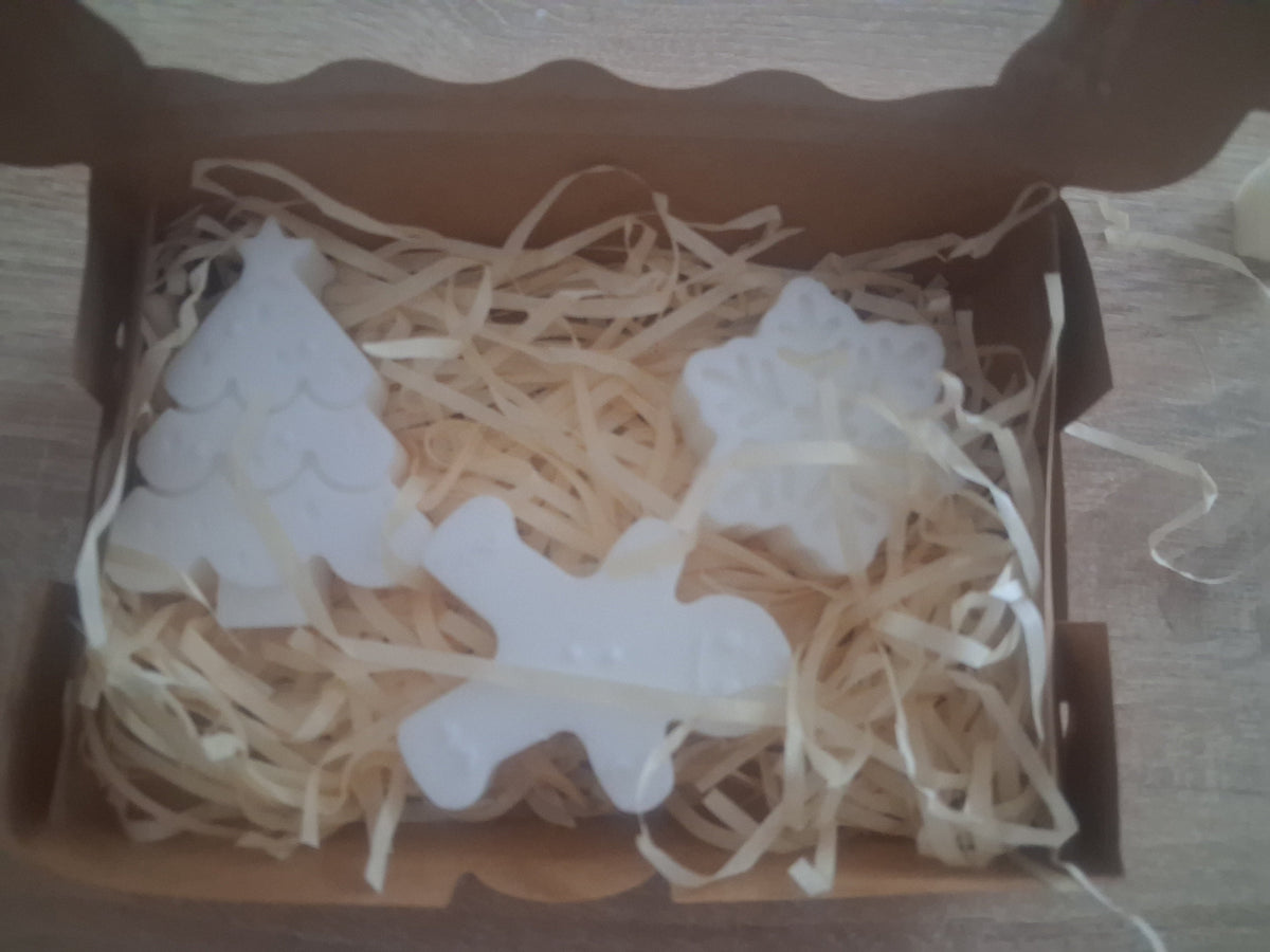 Trois savons aux formes de Noël dans un coffret garni de frisure